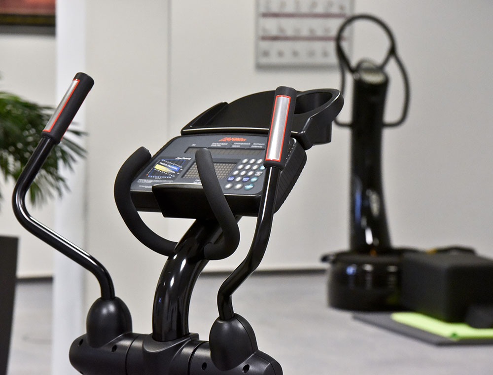 Fitnessbereich mit Laufbändern, Crosstrainern und Ergometern im Unternehmenssitz im Beratungs- und Software-Hauses markmann + müller in Herdecke.